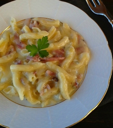 Pasta con gorgonzola e speck