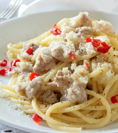 Spaghetti piccanti con cavolfiore e salsiccia