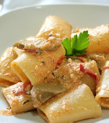 Paccheri con carciofi, pomodorini e ricotta