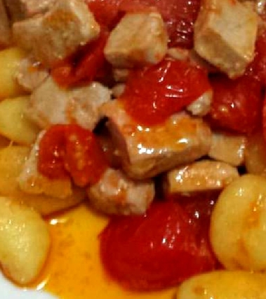 Gnocchi di patate con tonno fresco e pomodorini
