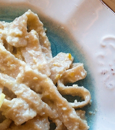 Fettuccioni integrali con pesto di mandorle