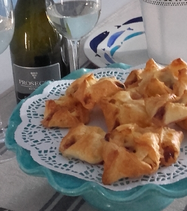 Fagottini di brie e marmellata di mirtilli rossi