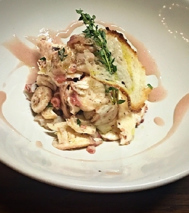 Polipo su letto di purè di patata e cipolla rossa