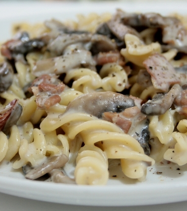 Fusilli con funghi, speck e salsa al brie