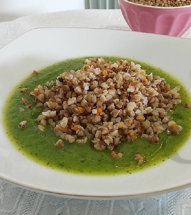 Grano saraceno su vellutata di zucchine