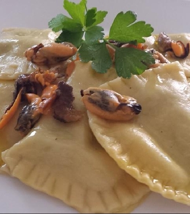 Ravioli ripieni alle cozze e pesto