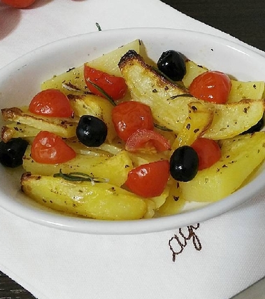 Patate al forno pomodorini e olive