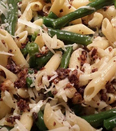 Pennette con fagiolini e croccante