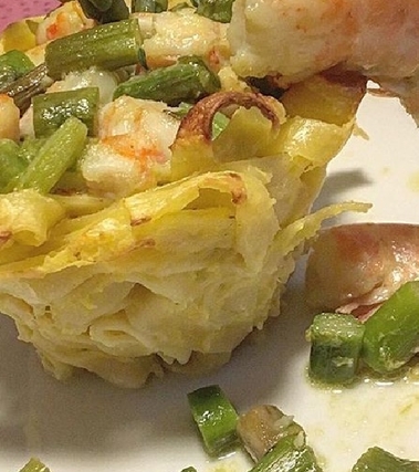 Cestini di tagliatelle con asparagi e gamberi