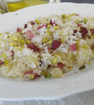 Risotto mele e speck in granella di pistacchi