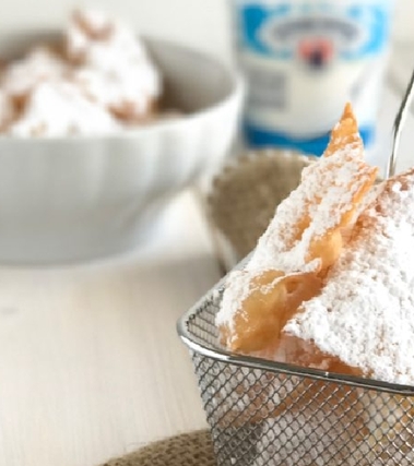 Chiacchiere con due ingredienti