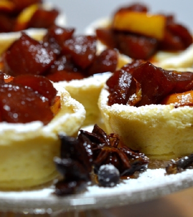 Crostatine alla crema e frutta al vin brulè