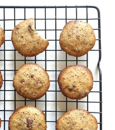 Biscotti con gocce di cioccolato in due varianti