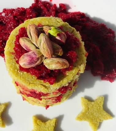Farinata di piselli con barbabietola e pistacchi