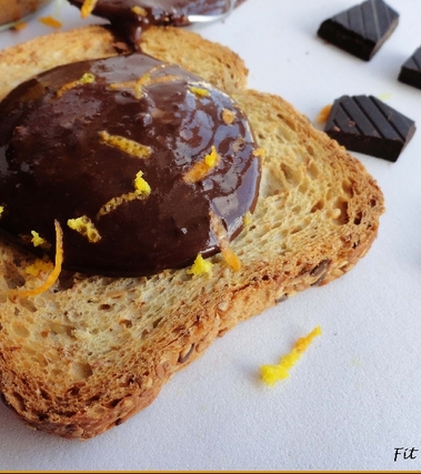 Burro di arachidi proteico al cioccolato e arancia