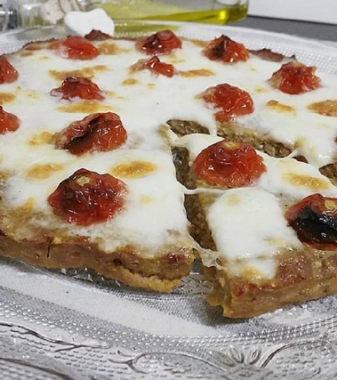 Pizza di carne ai pomodorini e mozzarella