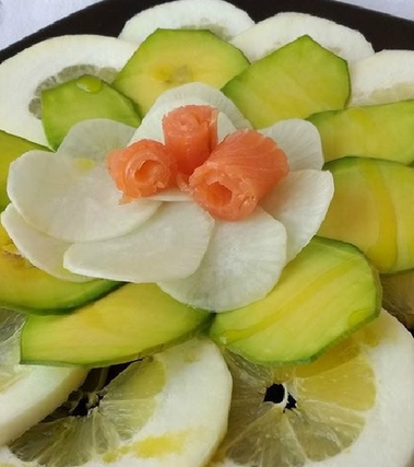 Insalata di cedro, daikon, avocado e salmone