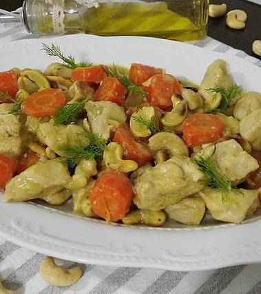 Bocconcini di pollo e carote agli anacardi