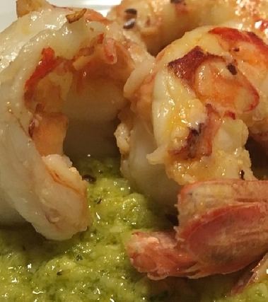 Gamberi grigliati su crema di broccoli