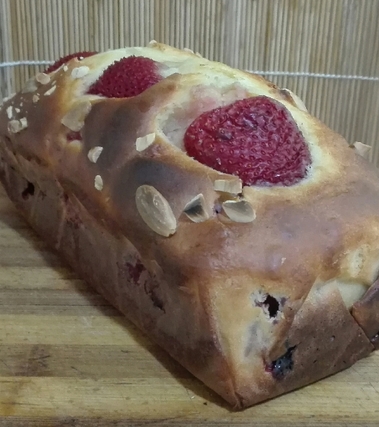 Plumcake con fragole e mandorle