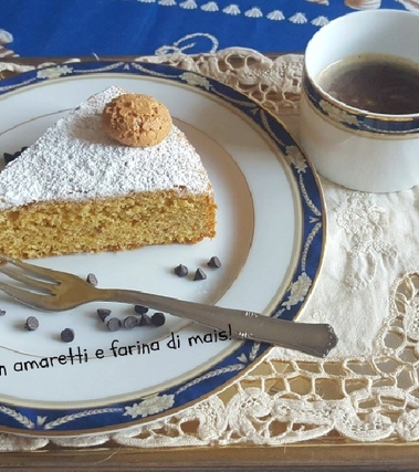 Torta con amaretti e farina di mais