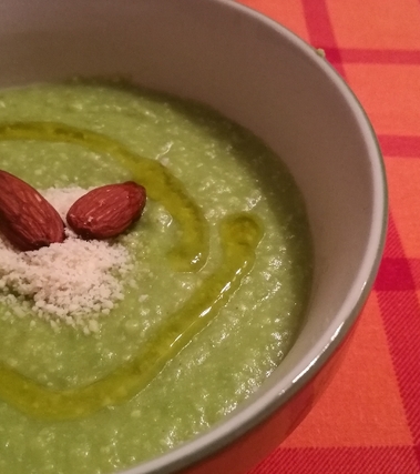 Vellutata di piselli curry e mandorle