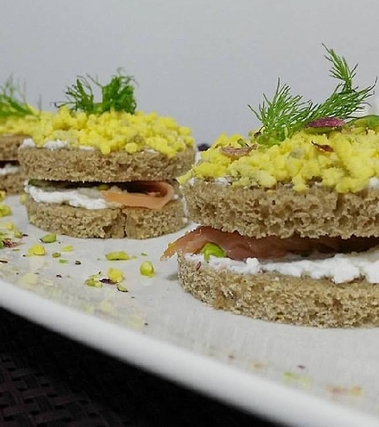 Sandwich mimosa al salmone e pistacchi