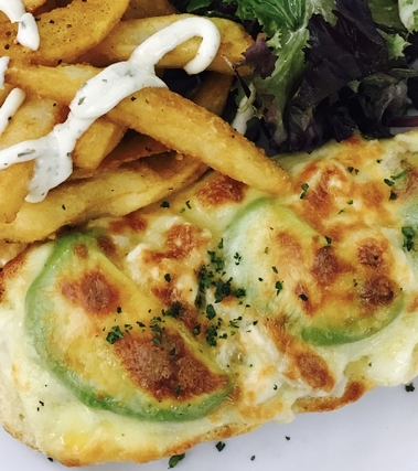 Barchetta di pane con avocado e mozzarella