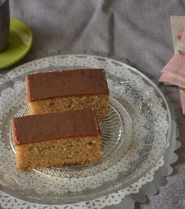 Torta alla cannella glassata al cioccolato
