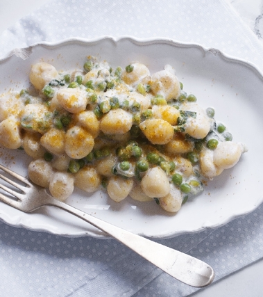 Gnocchi in salsa di ricotta e bottarga con piselli