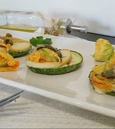 Pizzette di zucchine con alici e capperi