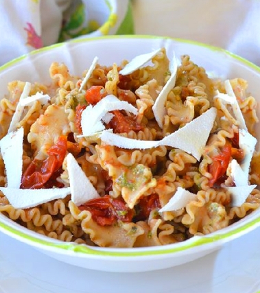 Pasta integrale pesto pomodorini e ricotta dura