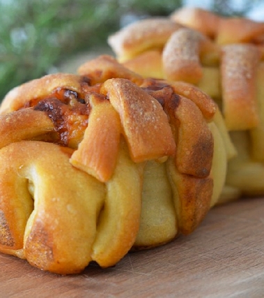 Pane soffice ripieno con formaggio e speck