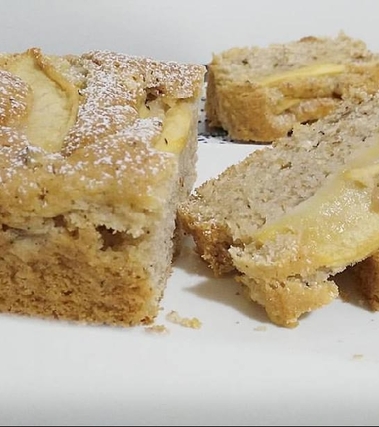 Plumcake con mele al latte di mandorla e nocciole