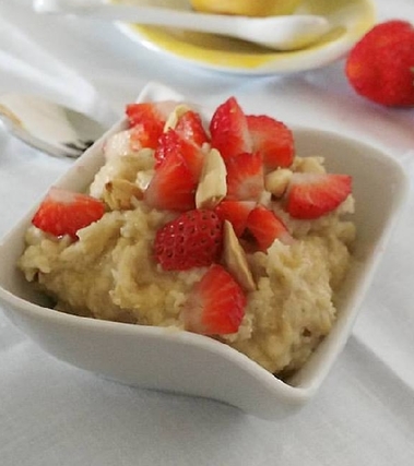Porridge miele e fragole