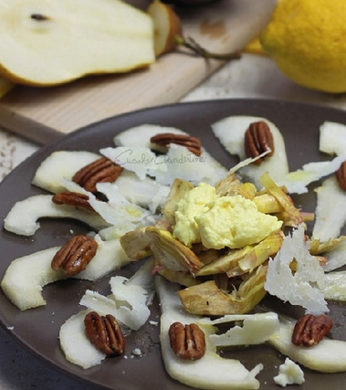Insalata di carciofi, pere e noci pecan