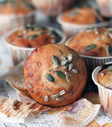 Muffin con banana, mirtilli e semi