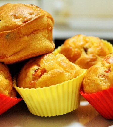 Muffin con provola pomodorini e olive