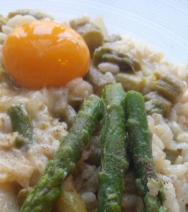 Risotto agli asparagi con uovo cremoso