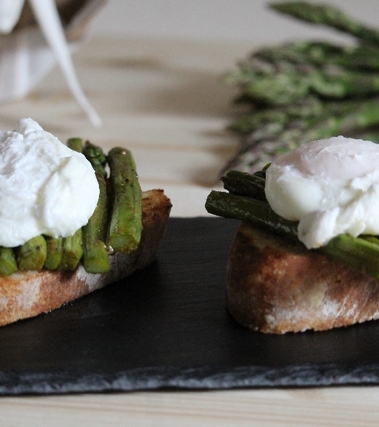 Bruschetta asparagi e uovo in camicia