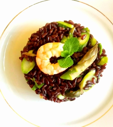 Insalata di riso venere, gamberi, asparagi e menta