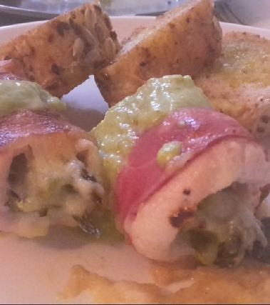 Involtini filanti di pollo, pancetta e asparagi