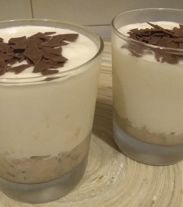 Bicchieri di crema al mascarpone e biscotto