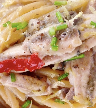 Spaghetti con alici fresche e colatura