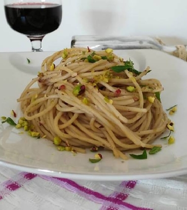 Spaghetti al vino rosso e pistacchi