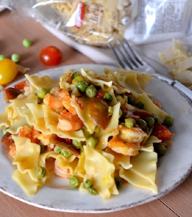 Pasta con piselli gamberi e zafferano