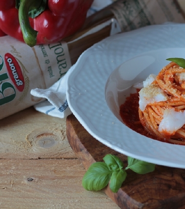 Spaghetti, crema di peperoni all'arancia e baccalà