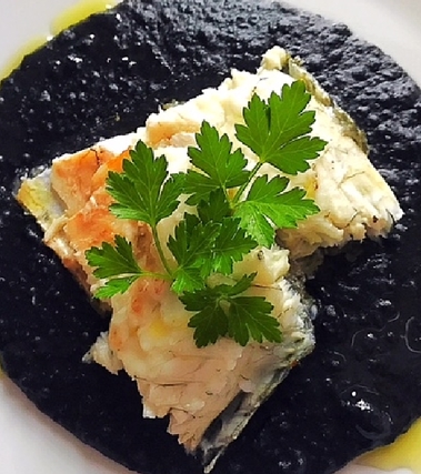 Branzino su purè di patate al nero di seppia
