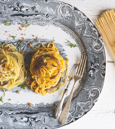 Spaghettoni al datterino giallo acciughe e guttiau