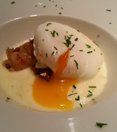 Uovo in camicia alla curcuma su fonduta di grana